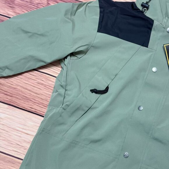 The North Face Classic GORE-TEX Jacket - Picture 2 of 7